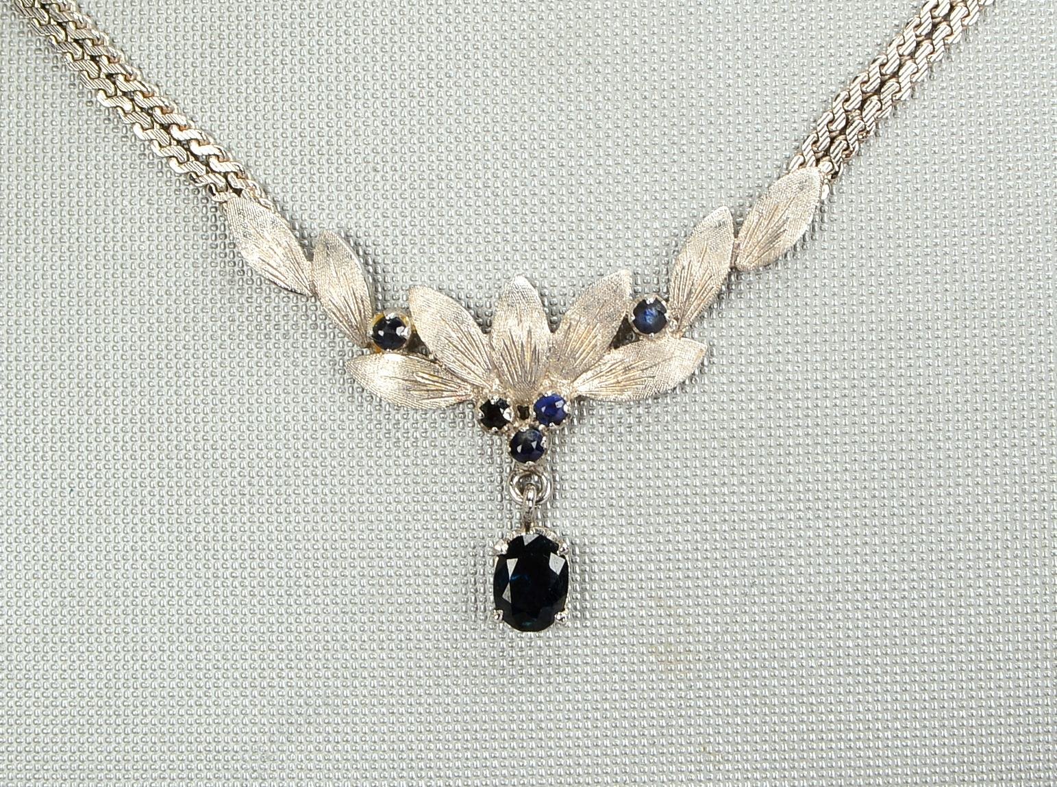 Collier, 585 WG (gestempelt), mit 6-fachem Saphirbesatz, mit Steckschließe; Länge ca. 46 cm, Gewicht