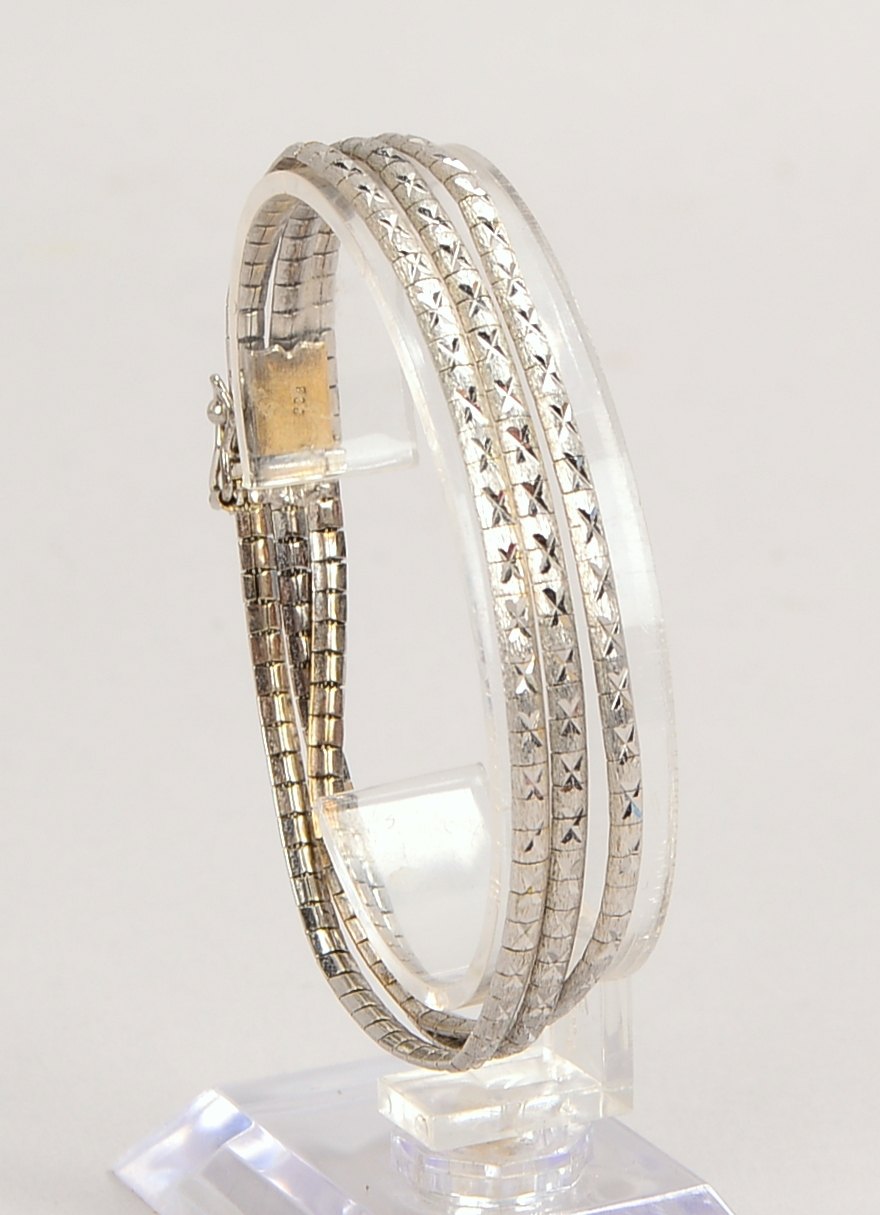Armband, 333 WG (gestempelt), 3-reihig, mit Steckschließe; Länge 19 cm, Gewicht 18,40 g