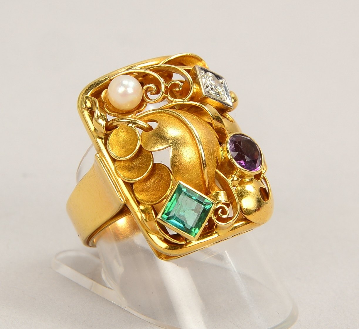 Ring (Goldschmiedearbeit), 585 GG (gestempelt), mit einzelner Perle und 3-fachem Steinbesatz (Diaman
