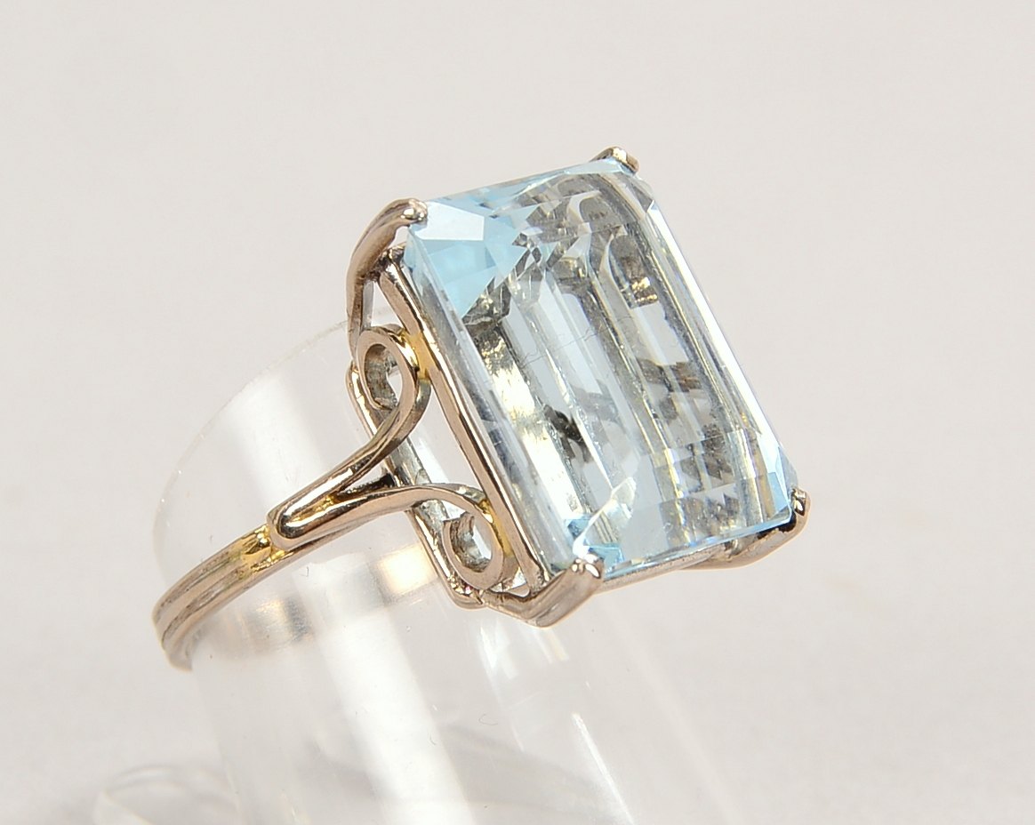 Ring, 750 WG (gestempelt), besetzt mit feinem Aquamarin von ca. 13 x 16 mm, Stein im Smaragdschliff;