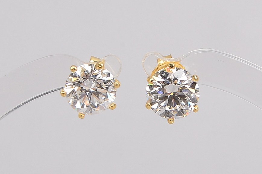 Paar Ohrstecker, 585 GG (gestempelt), jeweils besetzt mit einzelnem Labor-Brillant/1x 1,02 ct und 1x