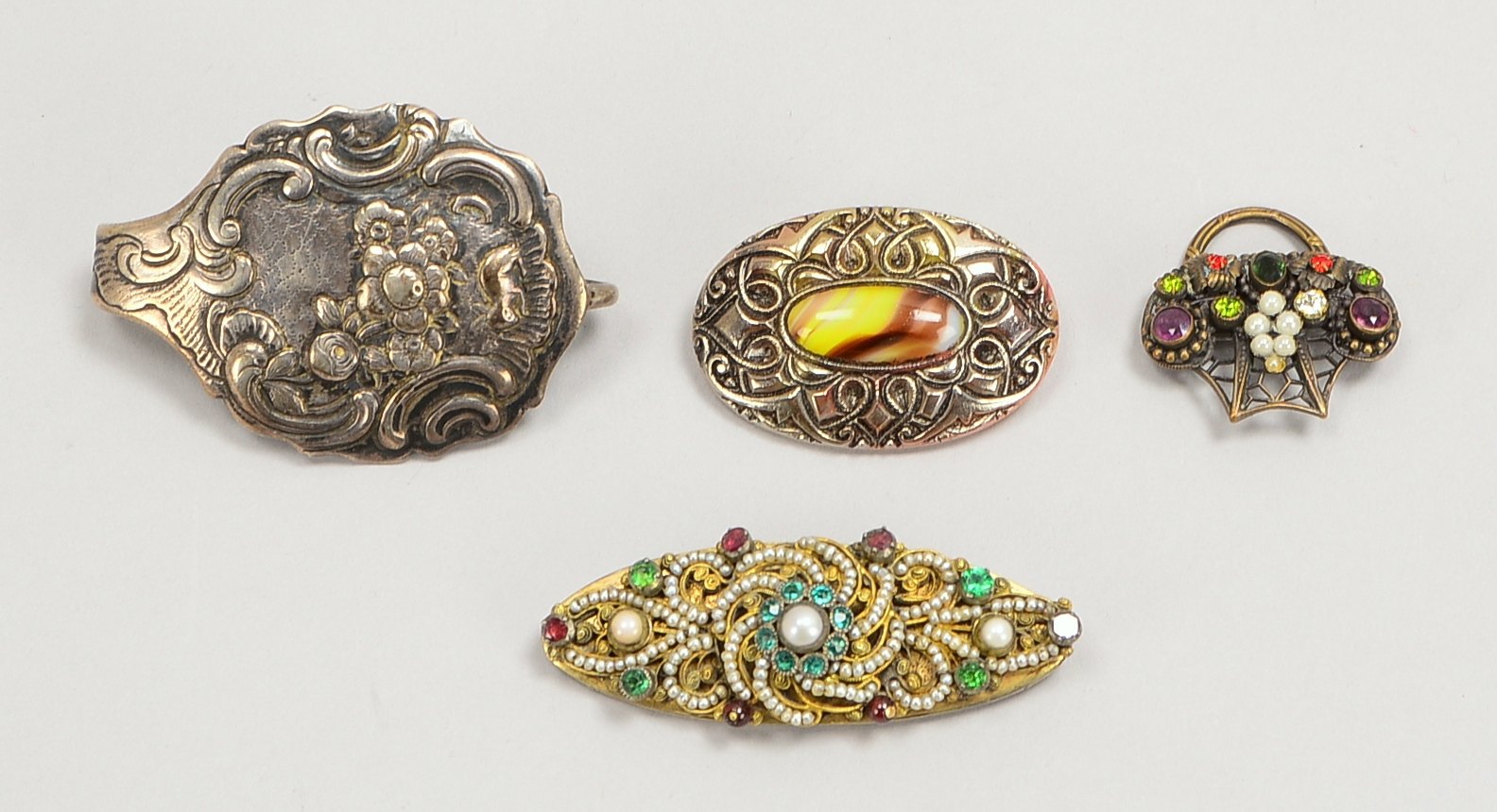 Kleines Antikschmuck-Konvolut, verschiedene Teile und Ausführungen, teils mit Besatz, 4 Stück: 3x Br