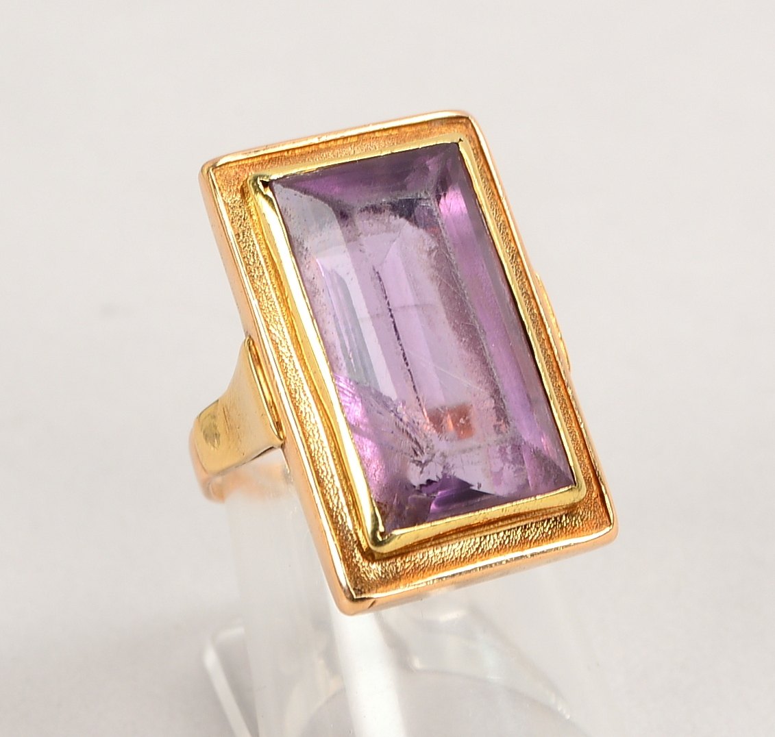 Ring, 585 GG (gest.), mit Amethyst im Stufenschliff; RG 53, Gewicht 11,30 g