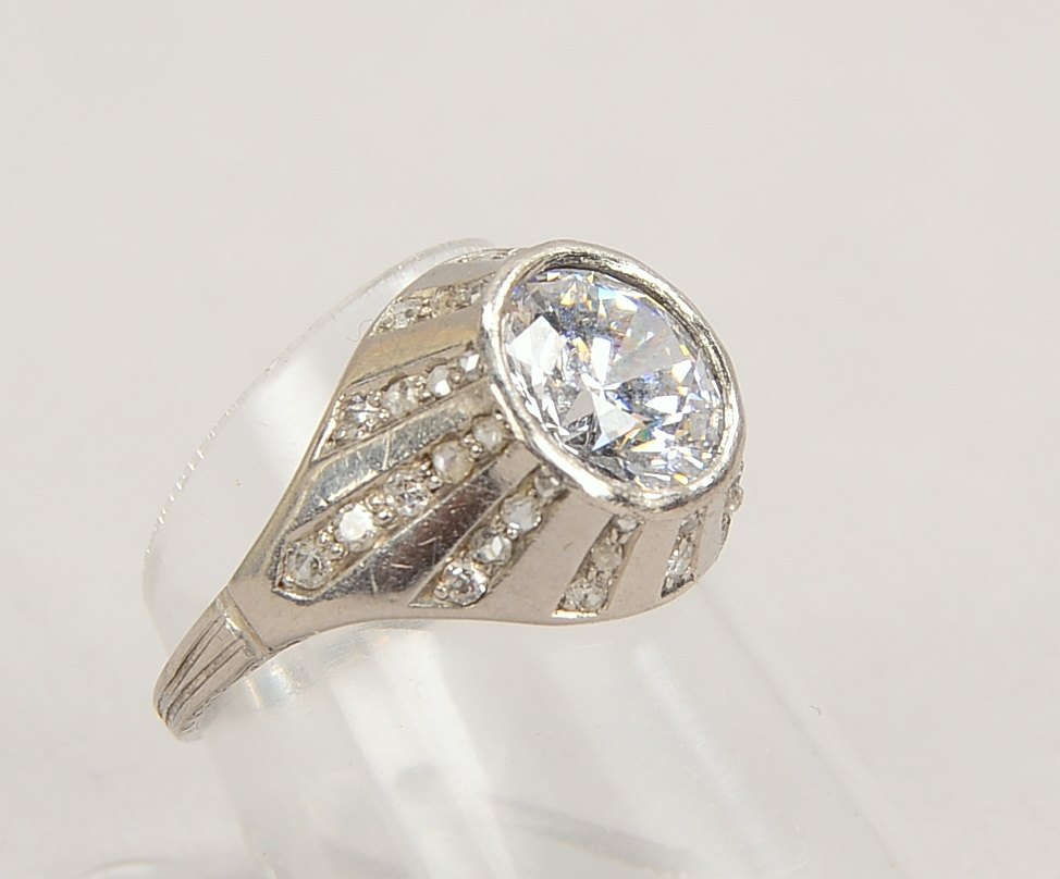 Ring, Platin (gepr.), mit Zirkon(?) von ca. 2,0 ct und Diamanten; Gewicht 4,60 g
