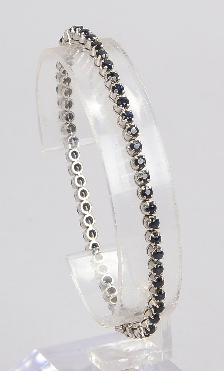 Armband, 585 WG (gestempelt), mit 54-fachem Saphirbesatz, mit Steckschließe; Länge 18 cm, Gewicht 8,