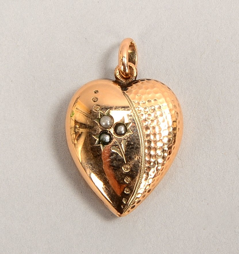 Figürlicher Anhänger, 585 RG (geprüft), 'Herz', besetzt mit 3x kleinen Flussperlen; Maße 16 x 19 mm,