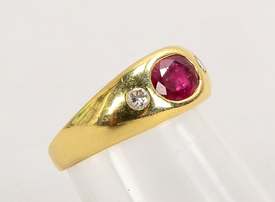 Ring, 750 GG (gestempelt), besetzt mit einzelnem Rubin und 2x kleinen Diamanten; RG 52, Gewicht 4,30