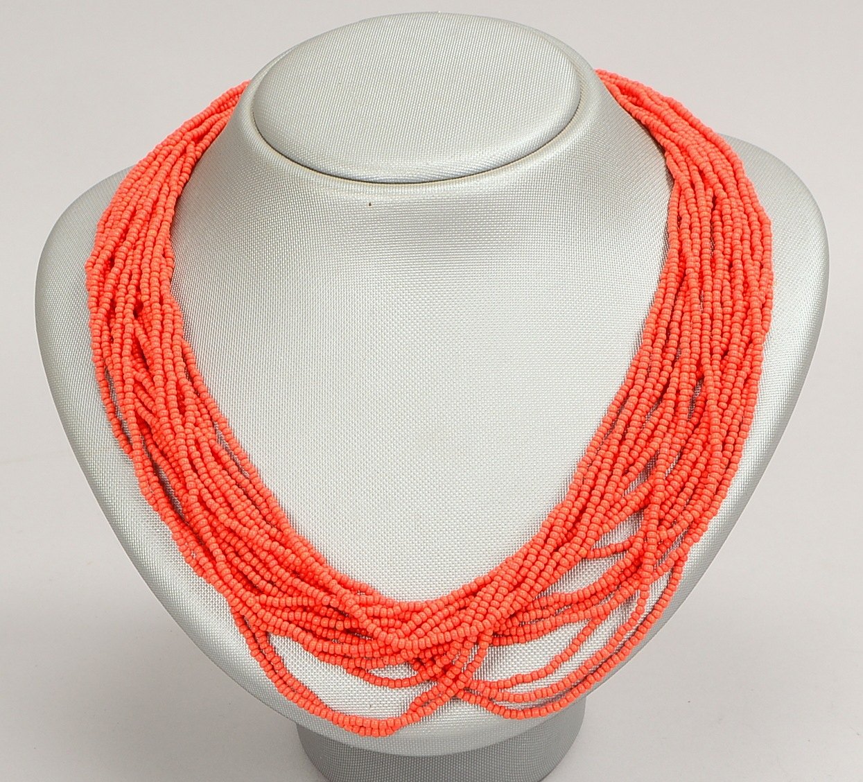 Collier, 19-strängig, mit Korallenbesatz, Stränge mit Metall-Steckschließe; Länge 46 cm, Gewicht 52