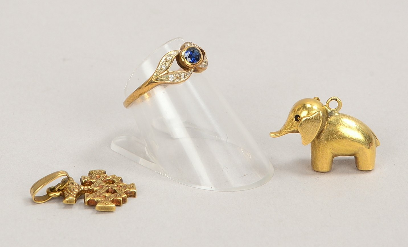 Anh. (Elefant), 585 GG (gepr.), Gewicht 2,80 g; Anh. und Ring, 333 GG (gest.), Gewicht 3,20 g