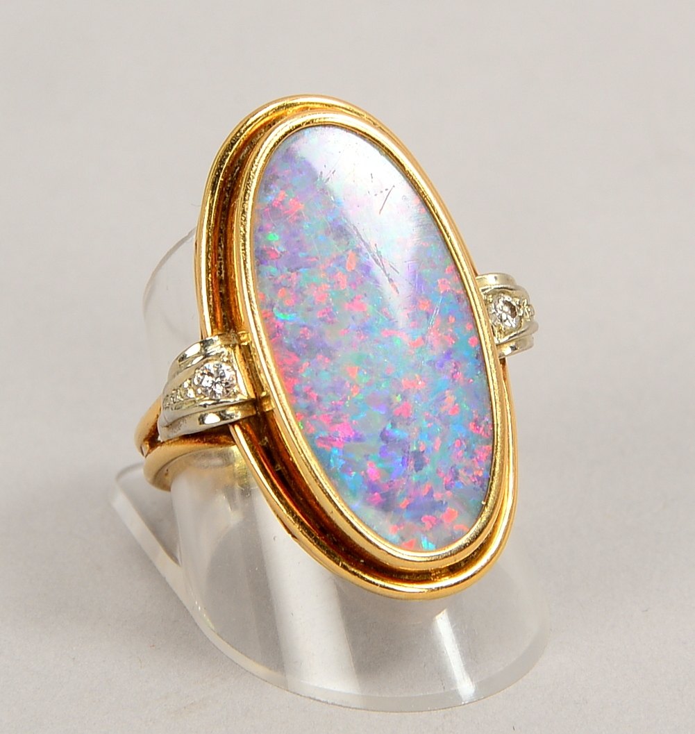 Ring, 585 GG (gestempelt), besetzt mit einer Opalplatte und kleinen Diamanten; RG 61, Gewicht 10,20