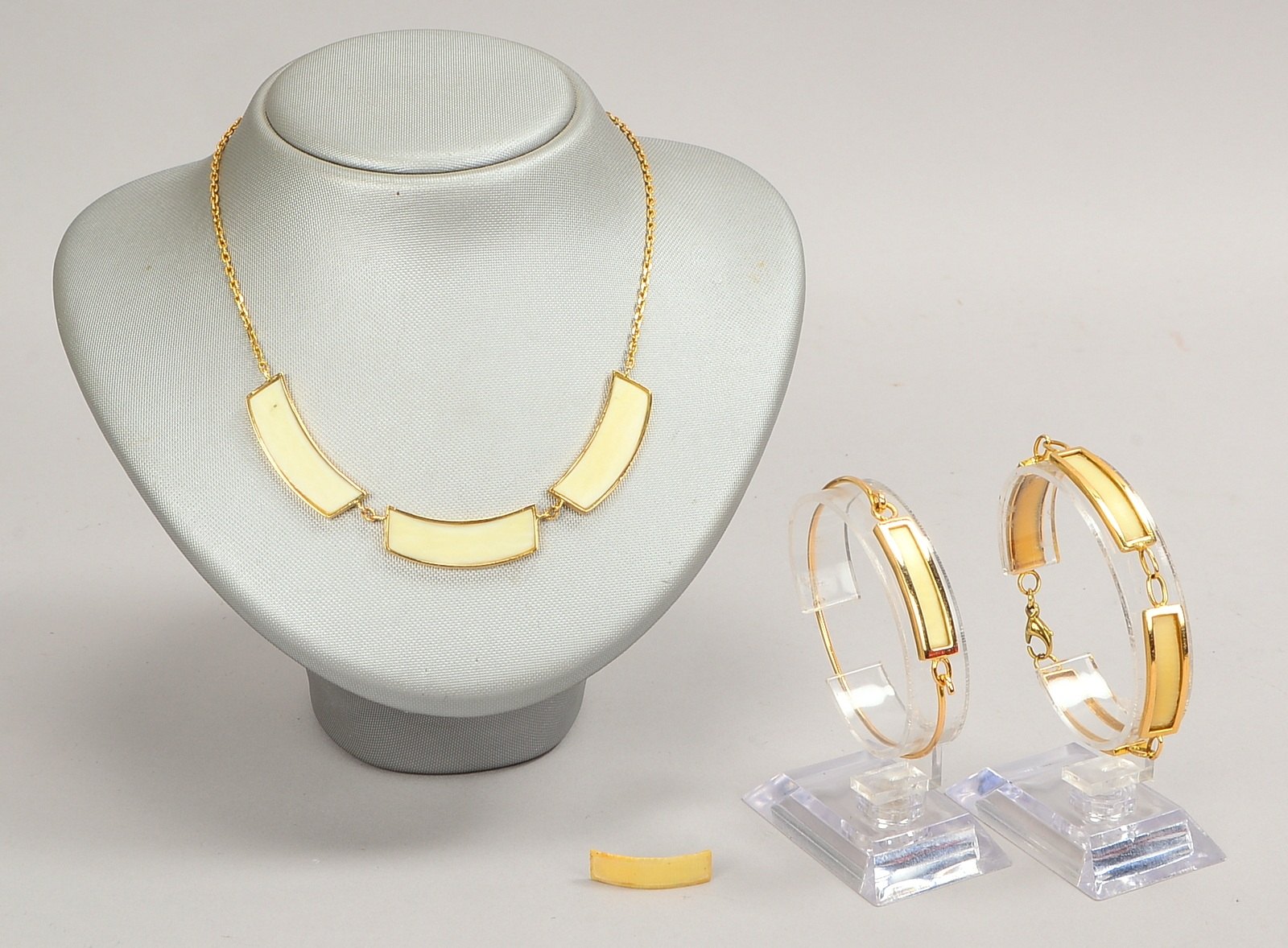 Schmuckset, 585 GG (geprüft), jeweils mit Bein(?)-Besatz, 3-teilig: 1 Halskette, Länge 40 cm, 1 Glie