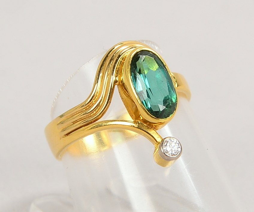 Ring, 750 GG (gestempelt), besetzt mit je einzelnem Turmalin und kleinem Brillant; RG 53, Gewicht 3,