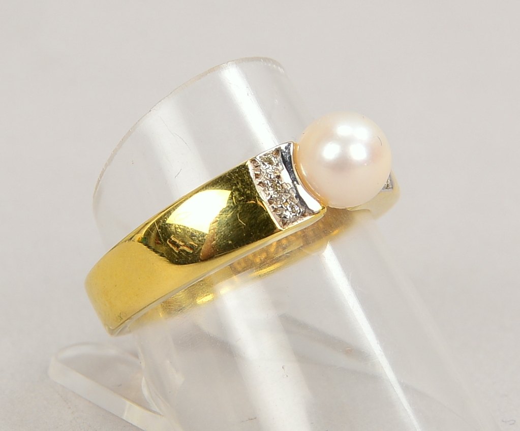Ring, 585 GG/WG (gestempelt), besetzt mit einzelner Perle und 6x kleinen Diamanten; RG 57, Gewicht 4