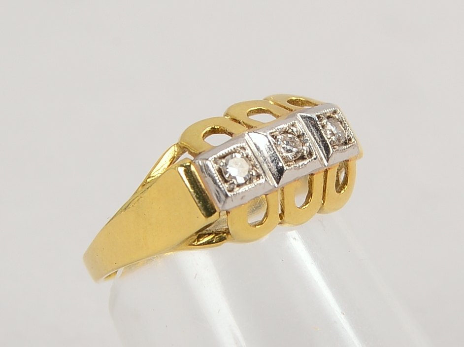 Ring, 585 GG/WG (gestempelt), besetzt mit 3x kleinen Diamanten; RG 51, Gewicht 2,40 g