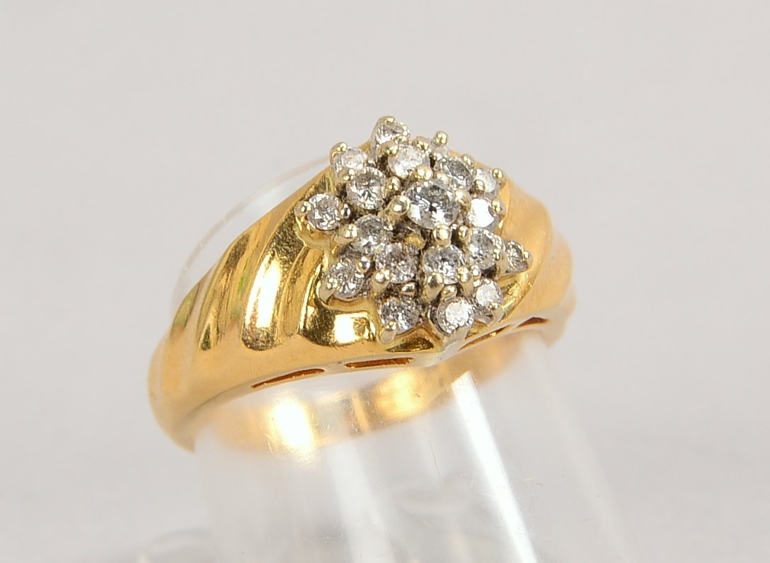 Ring, 585 GG/WG (gestempelt), besetzt mit 19x kleinen Brillanten/zusammen ca. 0,38 ct; RG 55, Gewich