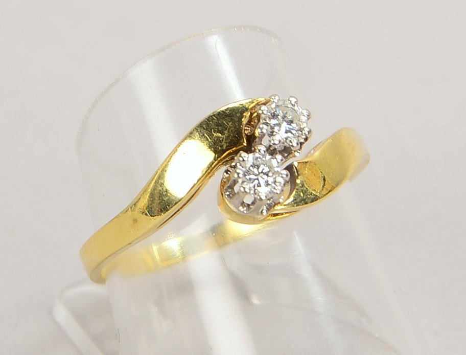 Ring, 585 GG (gestempelt), mit 2-fachem Brillantbesatz/zusammen ca. 0,22 ct; RG 58, Gewicht 3,20 g