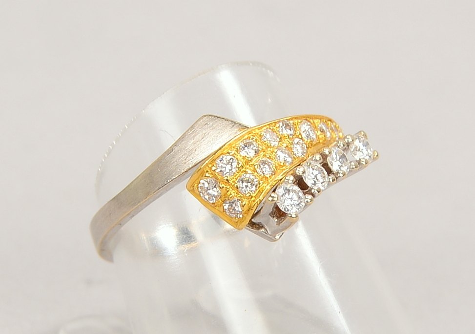 Ring, 750 GG/WG (gestempelt), mit 20-fachem Brillantbesatz/zusammen ca. 0,30 ct; RG 55, Gewicht 4 g