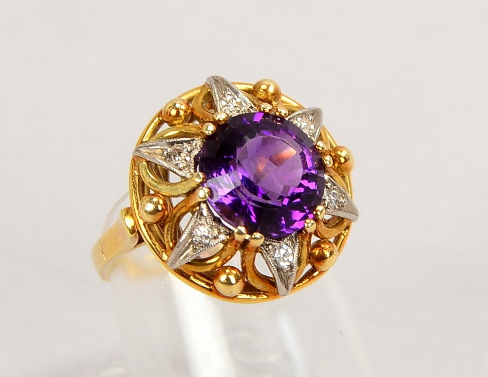 Ring, 585 GG (gestempelt), besetzt mit einzelnem Amethyst, Stein im Rundschliff, und 6x kleinen Begl