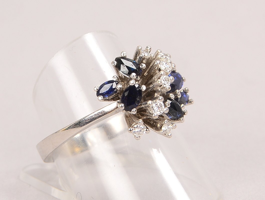 Ring, 585 WG (gestempelt), mit 7x kleinen Brillanten und 6-fachem Saphirbesatz; RG 59, Gewicht 5 g