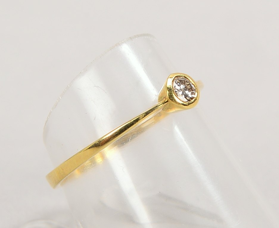 Ring, 585 GG (gestempelt), besetzt mit einzelnem kleinem Brillant von ca. 0,12 ct; RG 55, Gewicht 1,