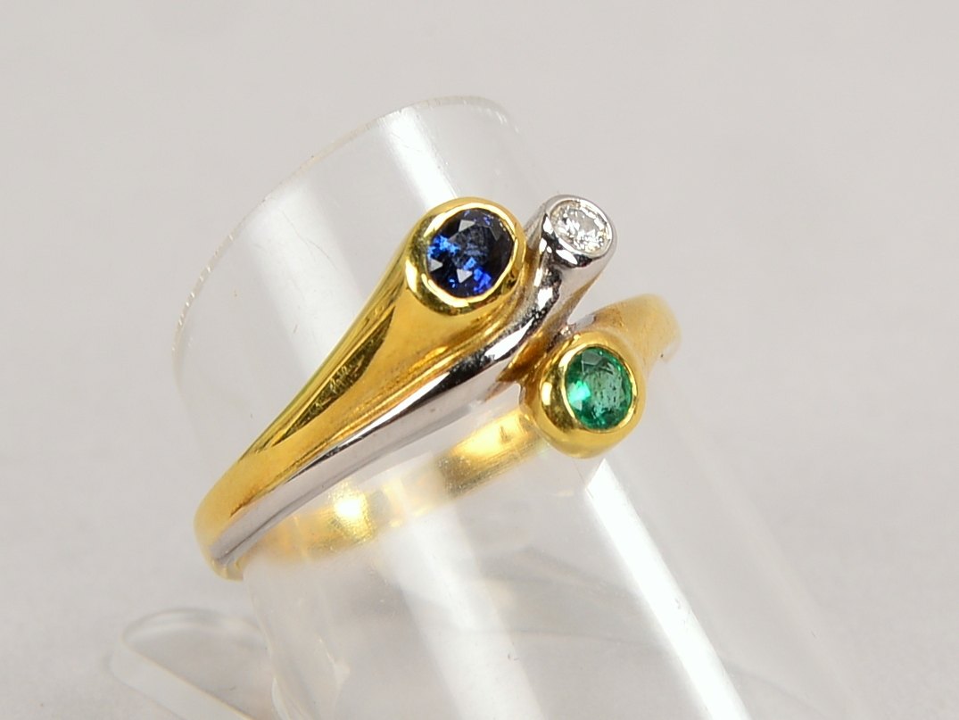 Ring, 585 GG (gestempelt), besetzt mit je einzelnem Brillant, Saphir und Smaragd; RG 57, Gewicht 3,4