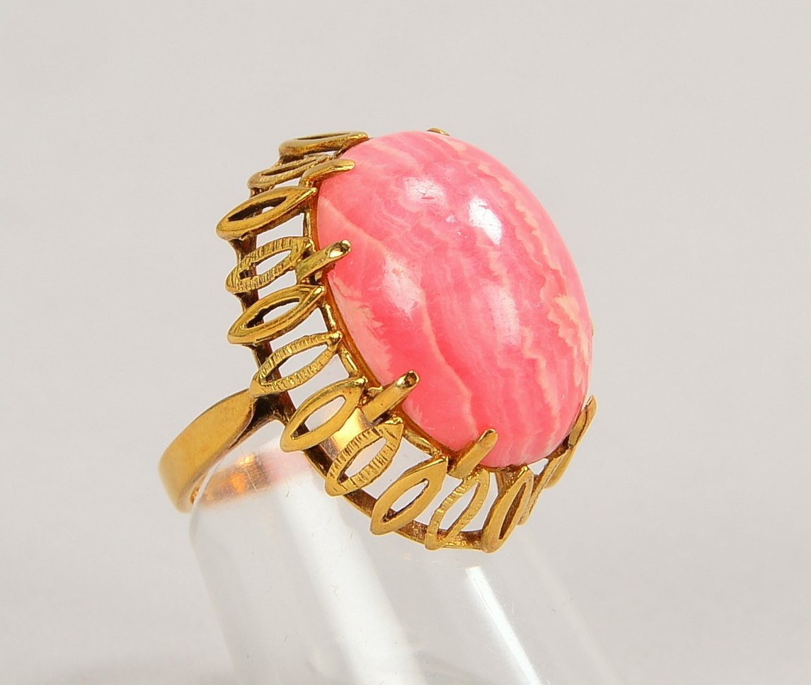 Ring, 585 GG (gestempelt), besetzt mit einzelnem Rhodochrosit, Stein im Cabochonschliff; RG 51, Gewi
