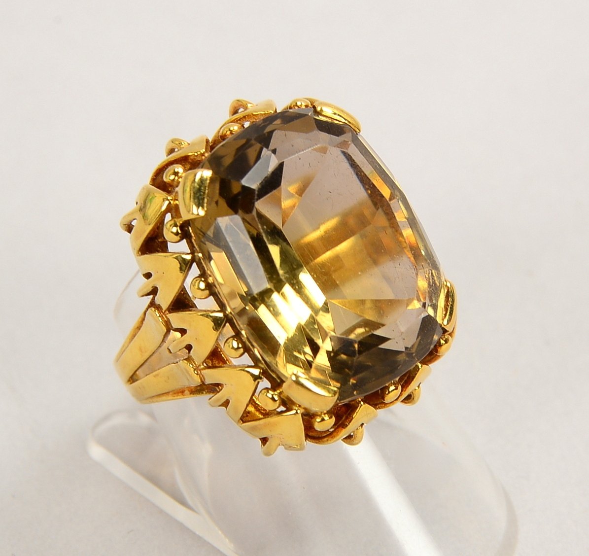Ring, 585 GG (gestempelt), besetzt mit einzelnem Rauchquarz, facettierter Stein im Ovalschliff; RG 5