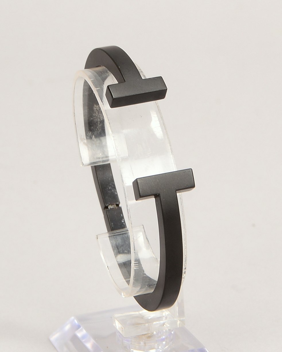 Tiffany & Co., Armreif/Armspange, geschwärzter Stahl, in der Schiene bezeichnet, in original Box; Du