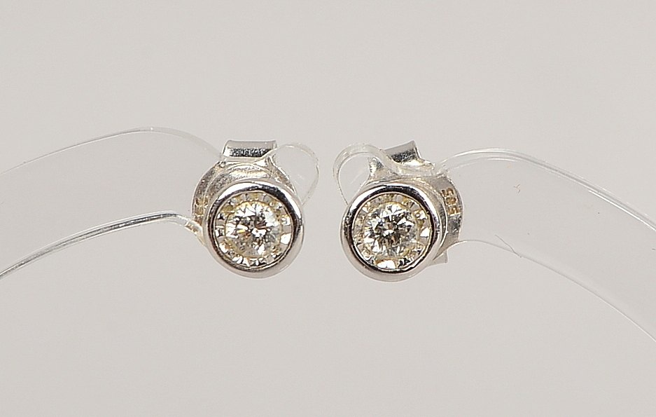 Paar Ohrstecker, 585 WG (gestempelt), jeweils besetzt mit einzelnem kleinem Brillant; Durchmesser Ø