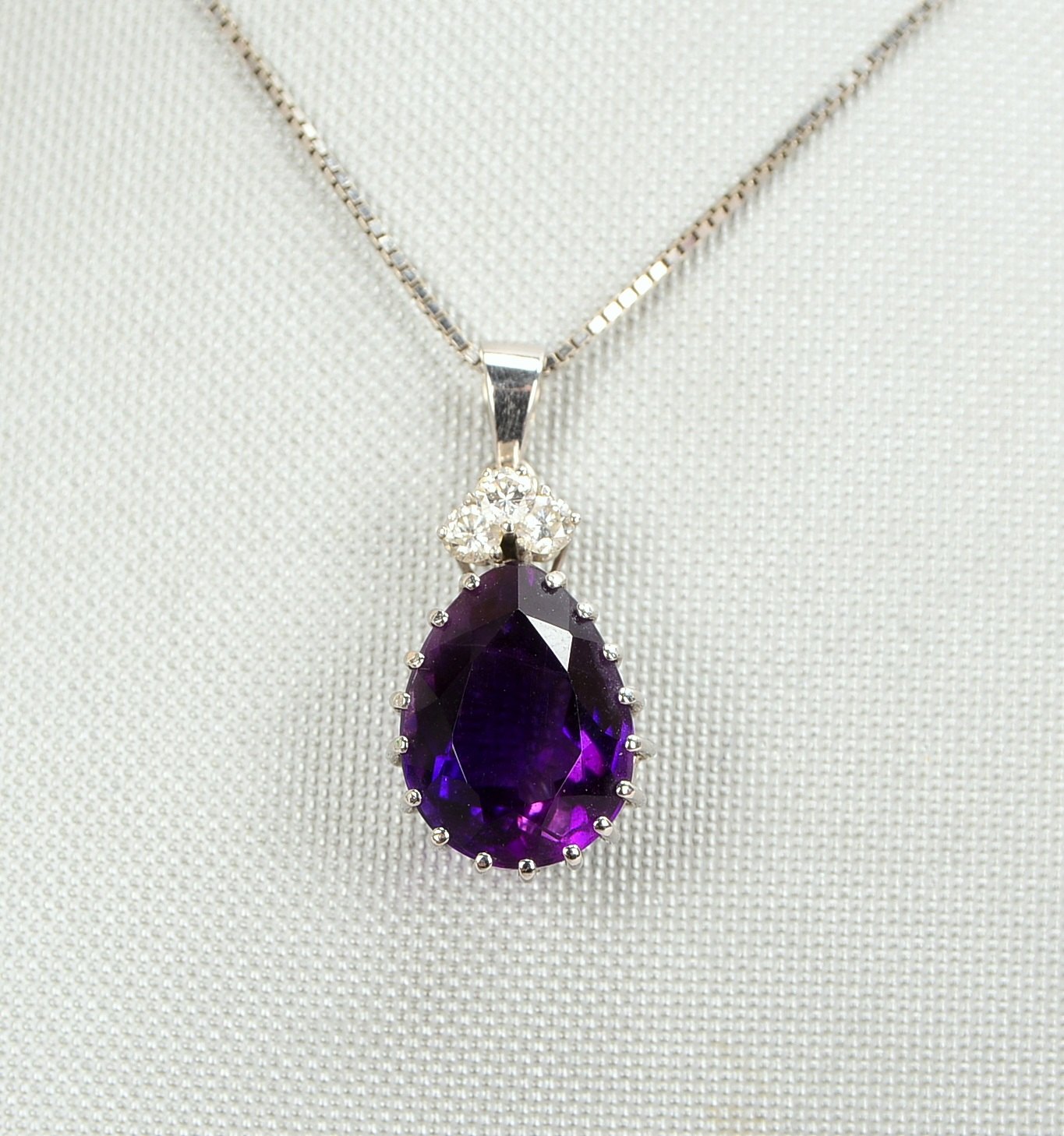 Halskette, 585 WG (gestempelt), mit Anhänger, 750 WG (gestempelt), Anhänger besetzt mit Amethyst, St