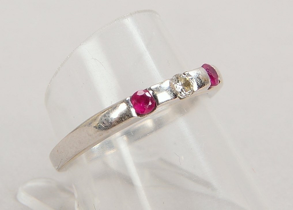 Ring, 585 WG (gest.), mit Brillant und 2x Rubinen; RG 56, Gewicht 3 g