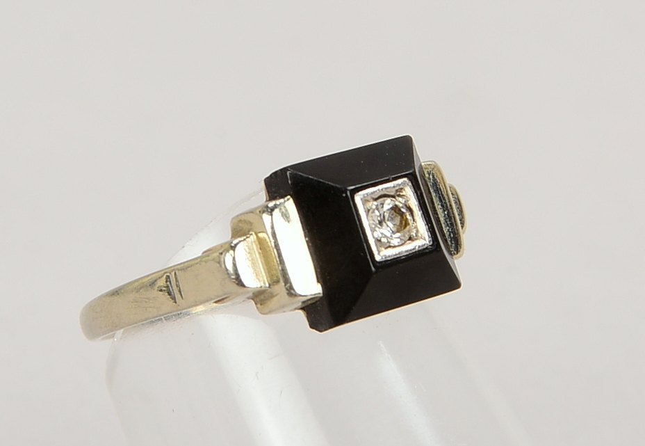 Ring, 750 WG (gest.), mit Onyxplatte und Diamant; RG 51, Gewicht 2,50 g