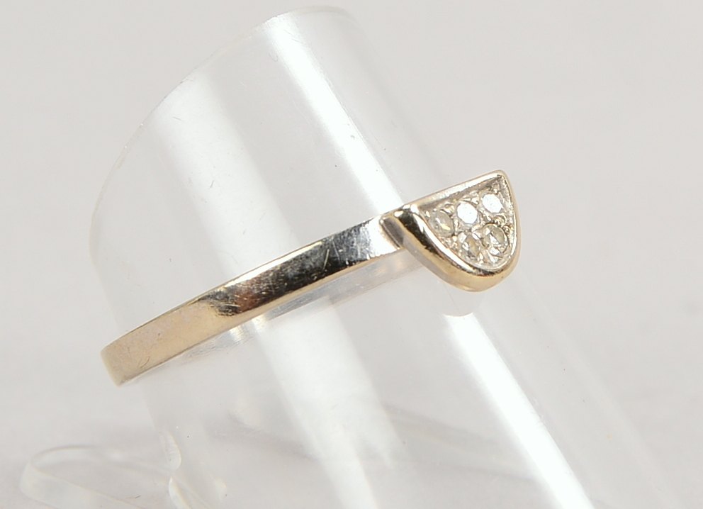 Ring, 585 WG (gepr.), besetzt mit 5x kl. Diamanten; RG 58, Gewicht 1,90 g