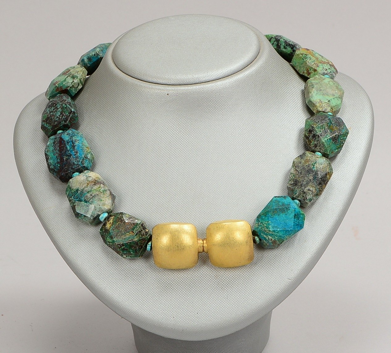 Collier, fac. ovale Chrysokoll-Perlen/mit Zwischenperlen, Magnetschließe/vergoldet