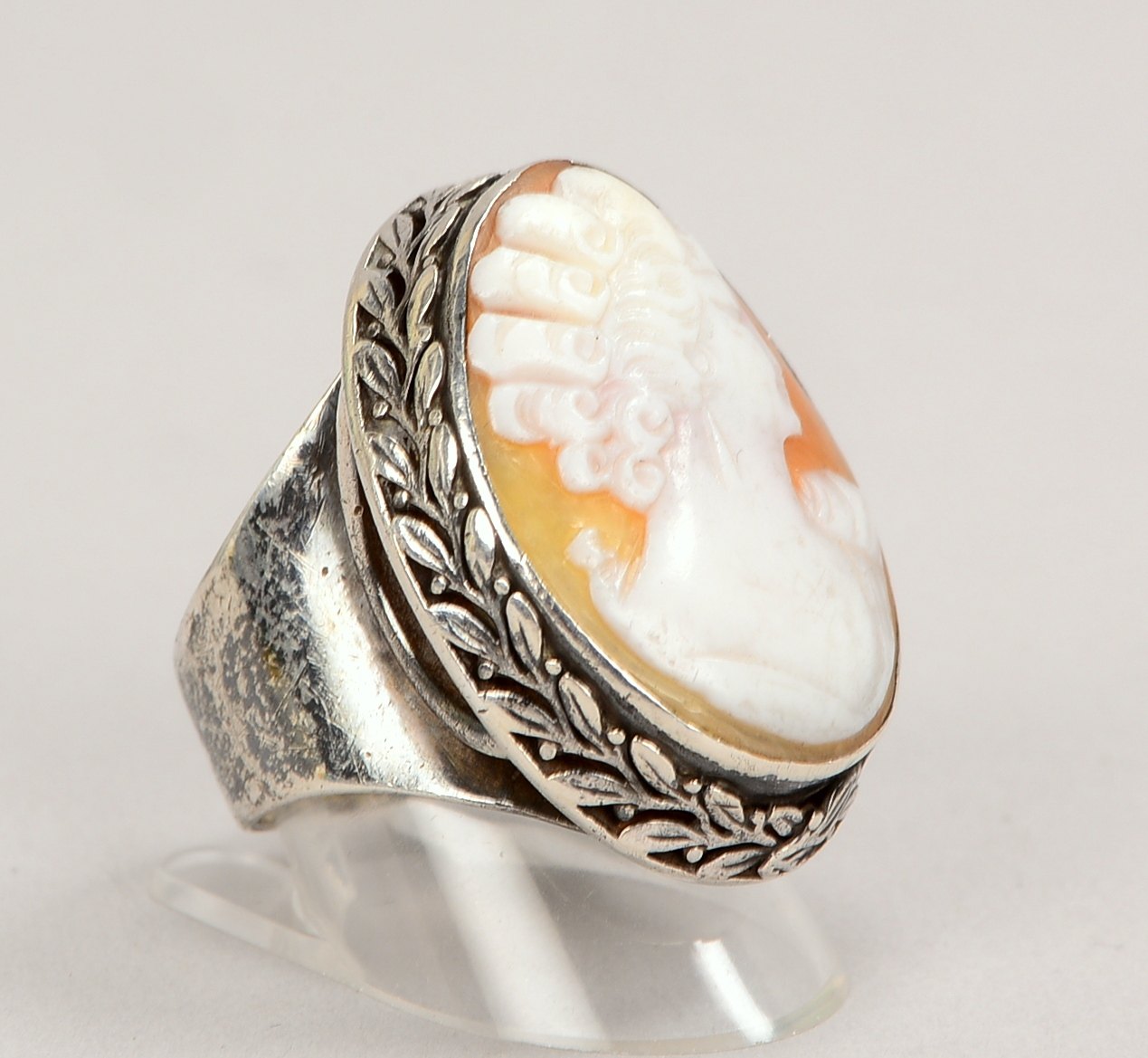 Antiker Ring, 925 Sterlings., mit geschnittener Muschelkamee; RG 60, Gewicht 19 g