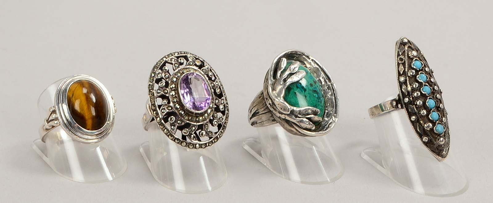 4 Ringe, Silber, versch. Steinbesatz (Amethyst, Malachit, Tigerauge, Türkis); Gewicht 34 g