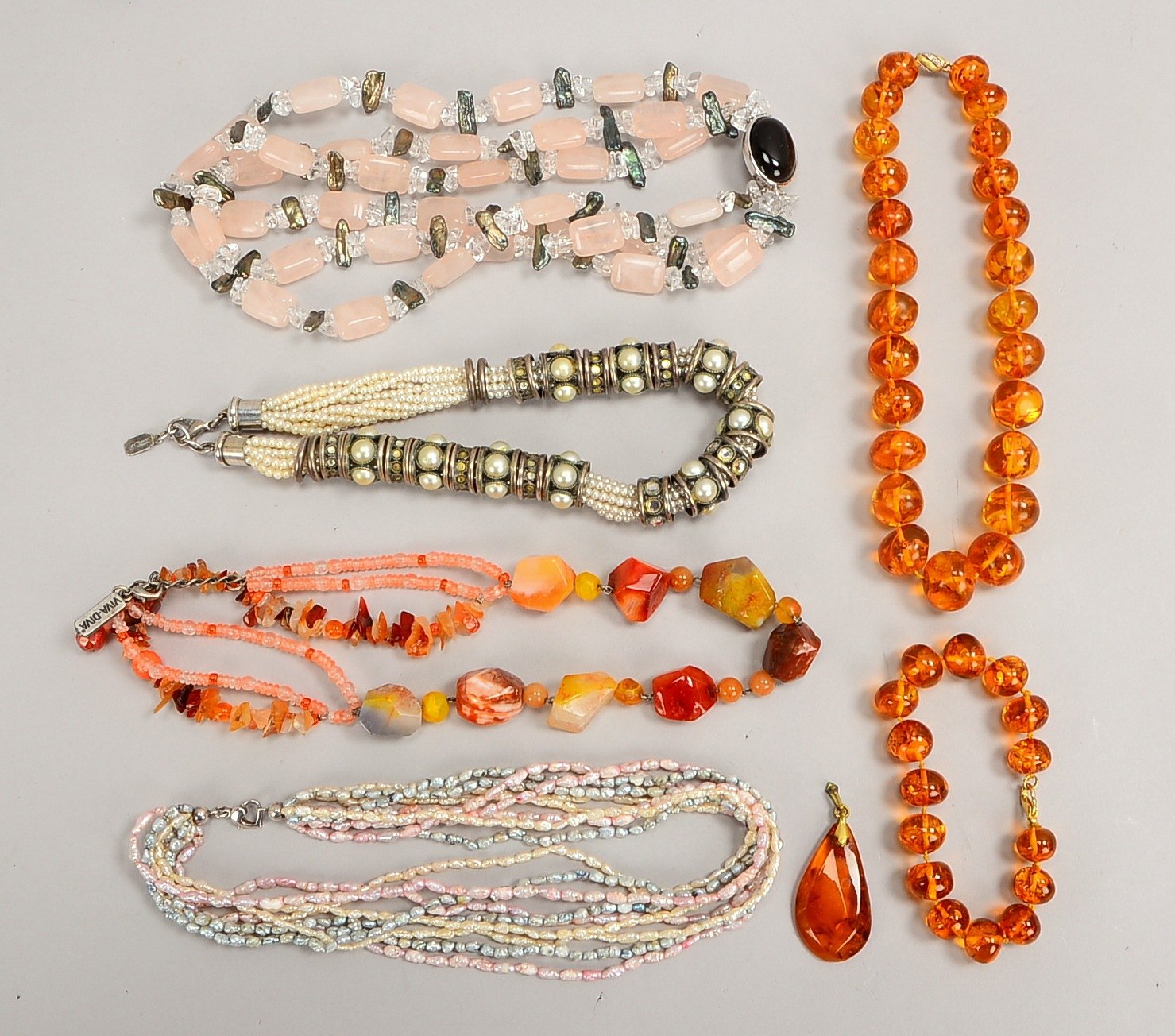 5 Halsketten (Bernstein, Perlen, Quarz, Türkis, u.a.); dazu Bernstein-Armband/Anh.