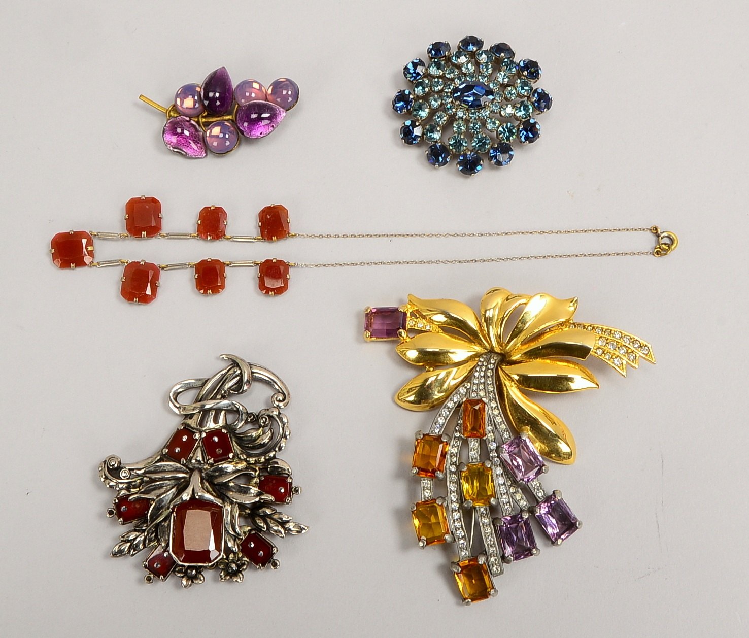 Modeschmuck-Konvolut: Halskette und 4x Broschen, teils mit Carneol-Besatz