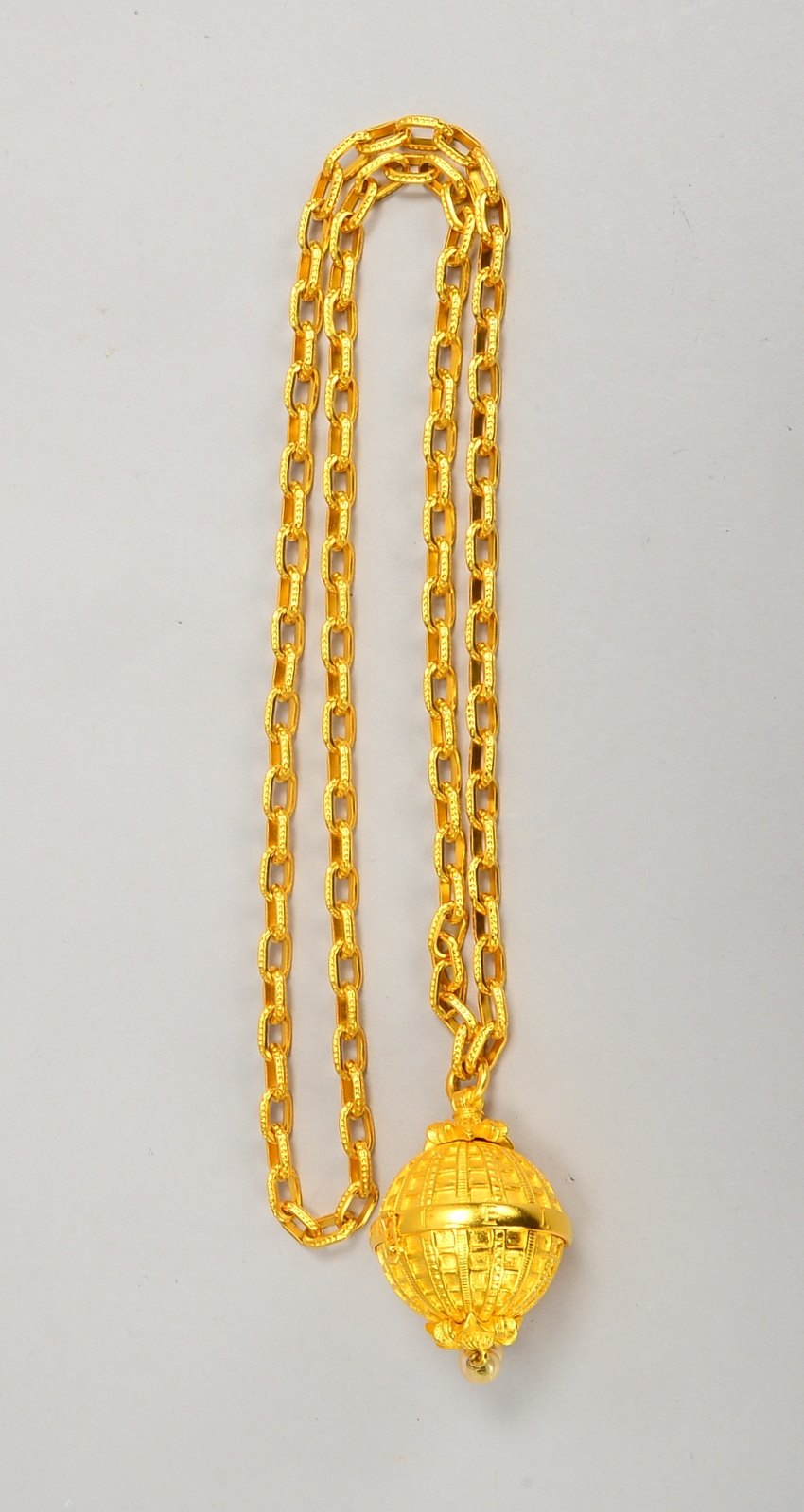 Karl Lagerfeld, Designer-Halskette mit figürlichem Anhänger, 'Globus', Metall/vergoldet; Länge Kette