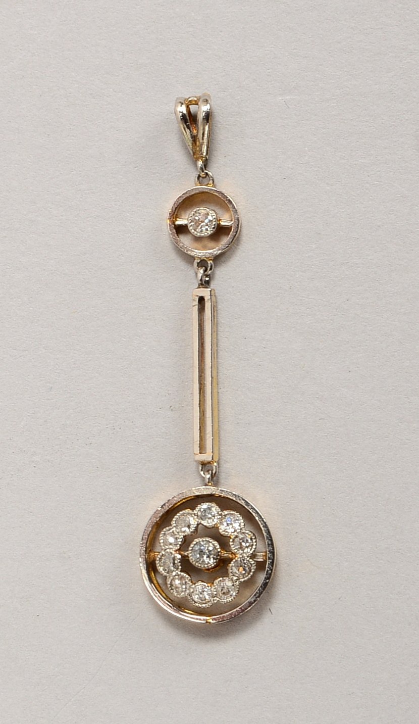 Anhänger, 585 GG/WG (geprüft), 12-facher Diamantbesatz; Länge 4,8 cm, Gewicht 2,50 g
