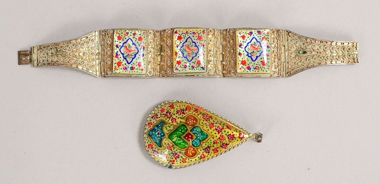 Schmuckset (Persien), alt, Blech, besetzt mit bemalten Kunststoff-Cabochons, 2-teilig: Anhänger, Län