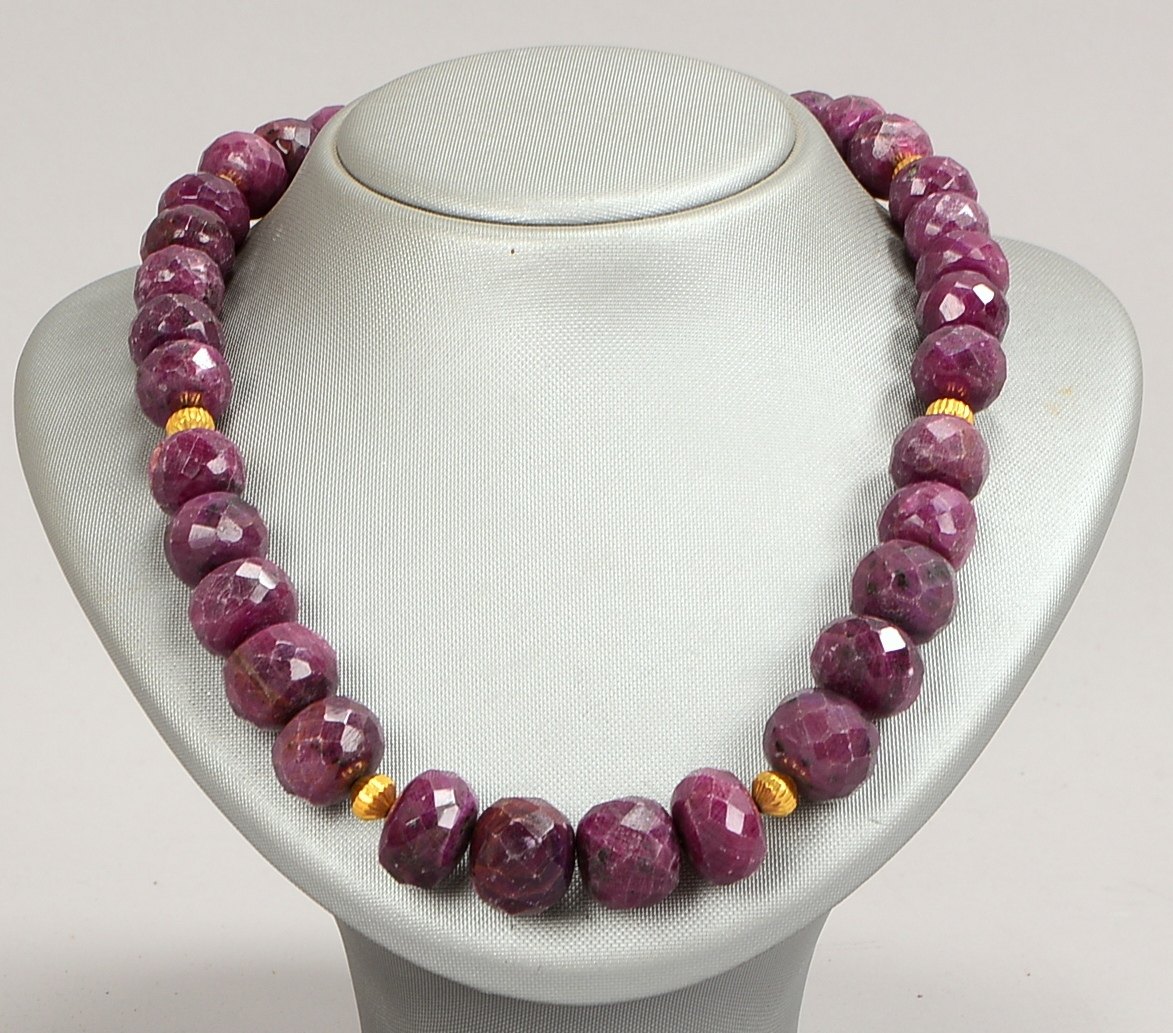 Collier, umlaufend mit Rubinbesatz, facettierte Steine im Perlenschliff/Durchmesser Perle Ø 12 mm -