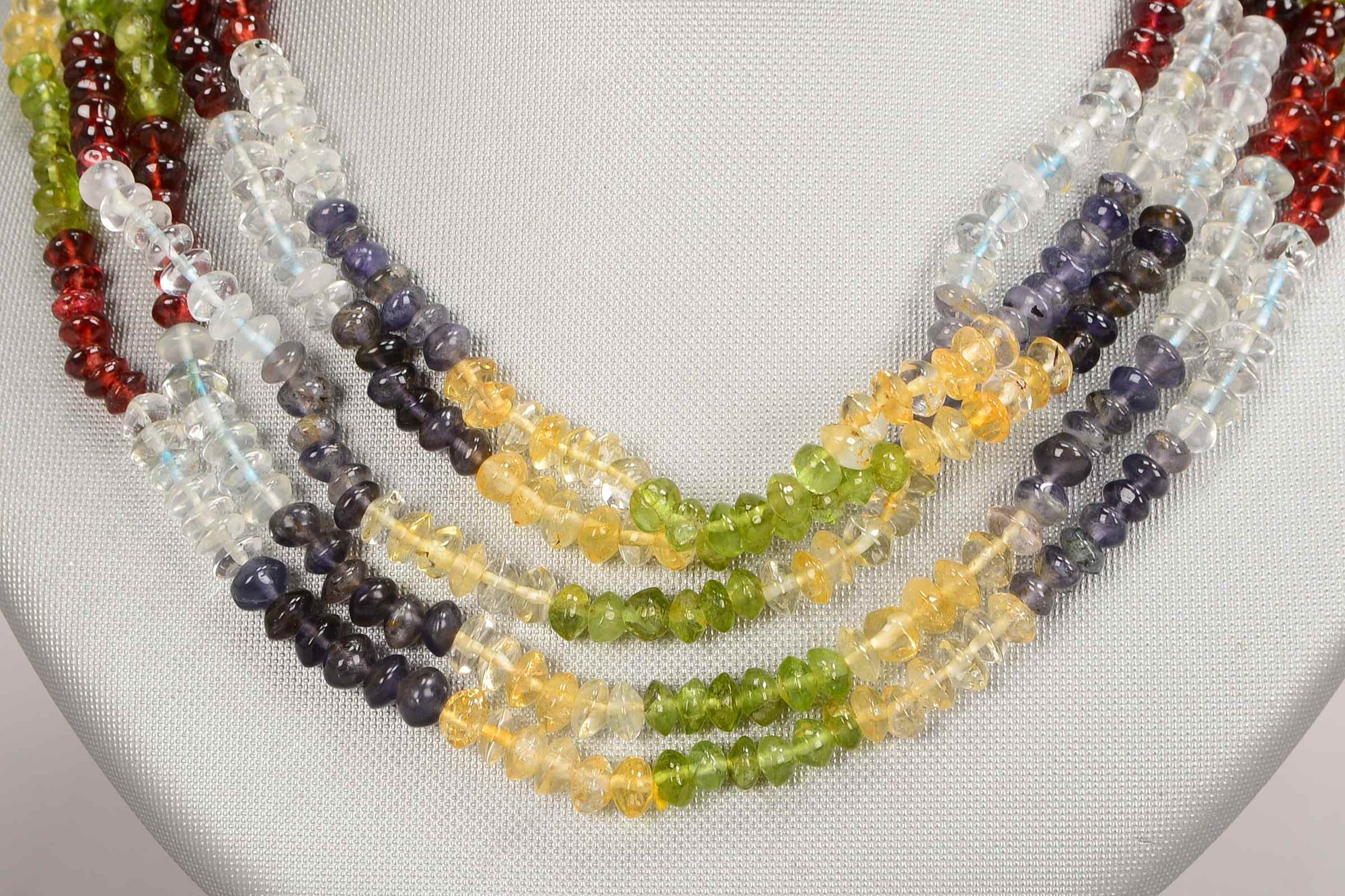 Collier, 5-strängig, diverser Edelsteinbesatz (Quarz-?, Rubine, Saphire, Turmaline, weißer Smaragd)