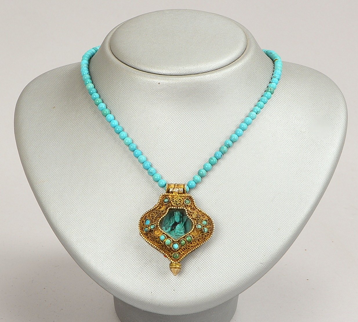 Collier (Indien), umlaufend mit Türkisbesatz, Steine im Perlenschliff/Durchmesser Perlen Ø 4 mm, mit