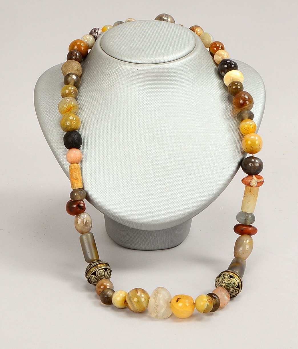 Collier, mit diversem Edelsteinbesatz (Achat, Carneol, u.a.), 2x kugelförmige Blech-Zwischenelemente