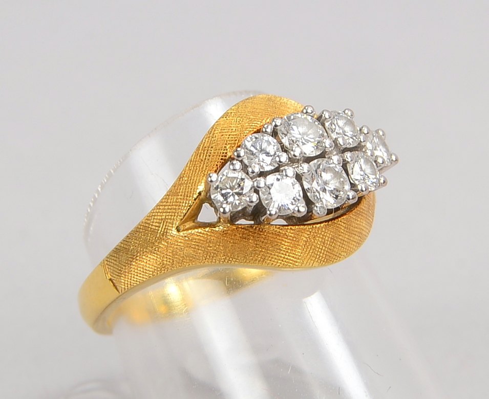 Ring, 750 GG/WG (gestempelt), mit 8-fachem Brillantbesatz; RG 53, Gewicht 8 g