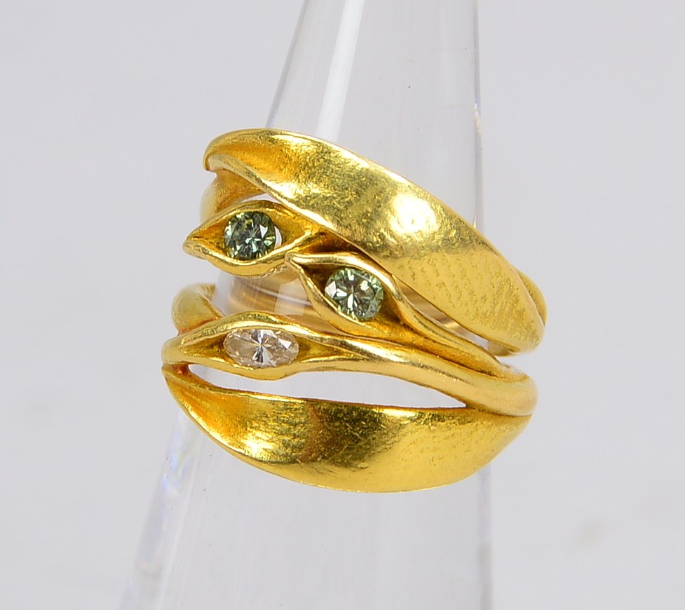Paar Ringe, 750 GG (gestempelt), zusammensteckbar, besetzt mit 3x kleinen Diamanten/davon 2x in grün
