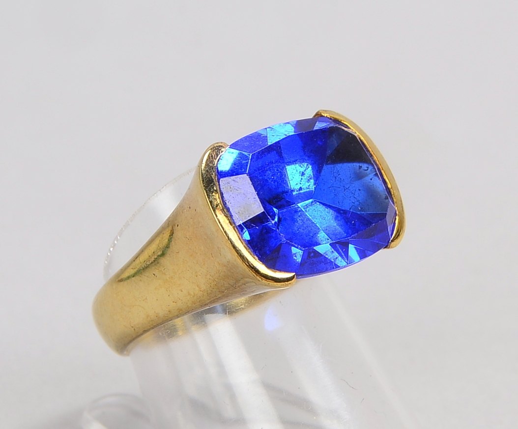 Ring, 375 GG (gestempelt), besetzt mit einzelnem synthetischem Saphir(?); RG 52, Gewicht 7,10 g