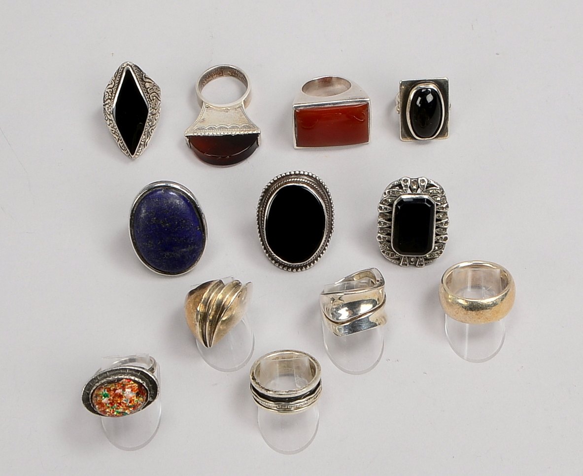 Kleine Sammlung Herrenringe, Silber, verschiedene Ausführungen und RG, mit unterschiedlichem Schmuck