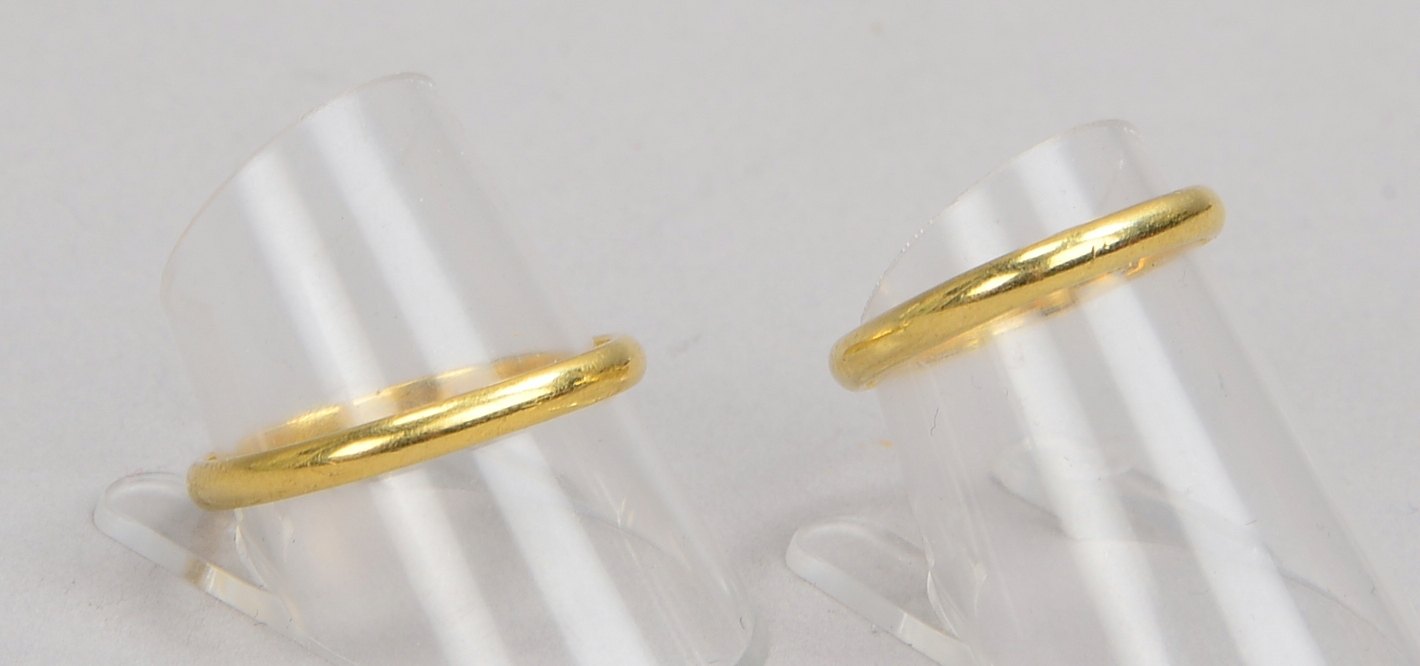 Paar Eheringe, 585 GG (gestempelt), fast quadratische Form/mit abgeschrägten Ecken; RG 53 und RG 62,